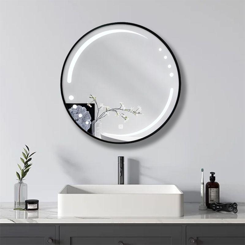 Oglinda LED rotunda 6912, Ø70 cm, cu rama aluminiu neagra si senzor tactil montata pe perete.
